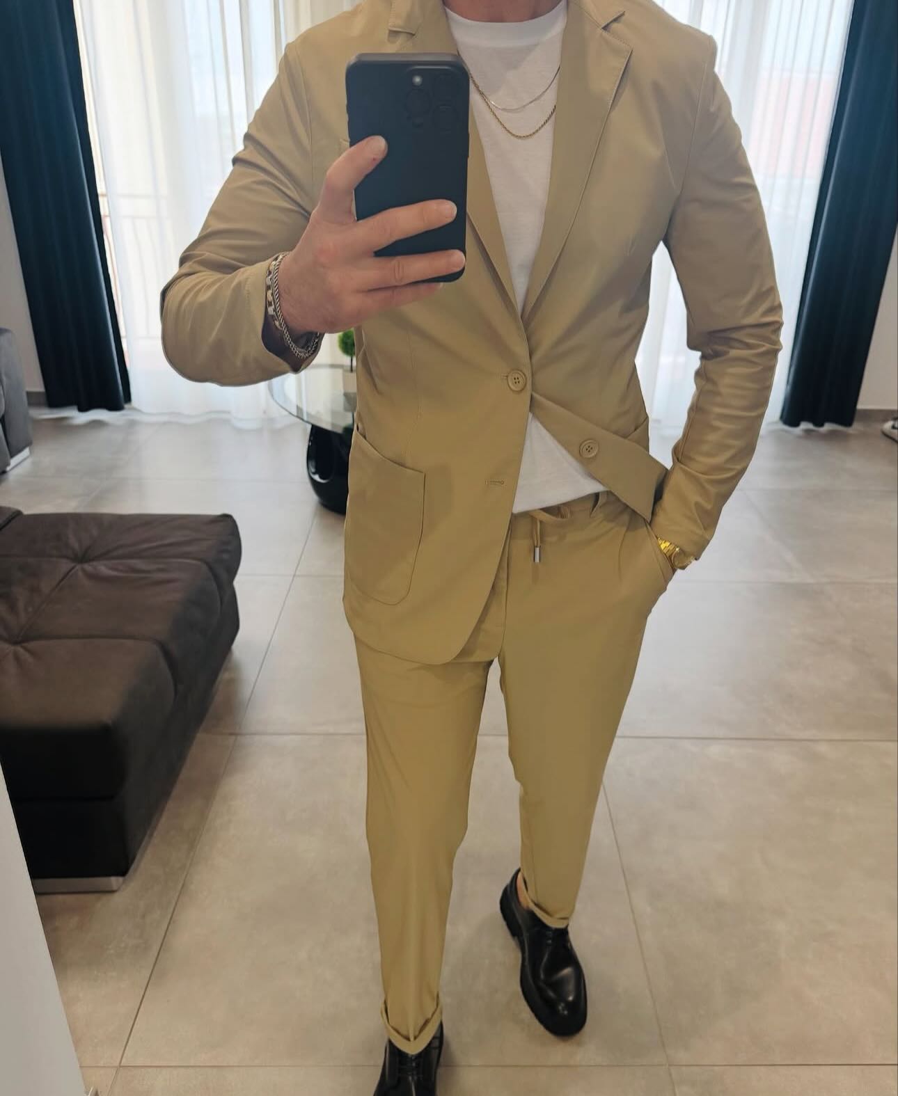 Abito no stiro , pratico comodo versatile . Perfetto per ogni occasione.        .